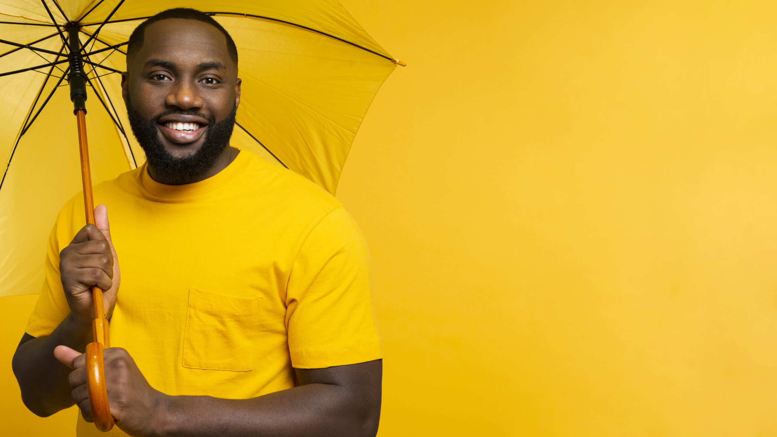 copy-space-man-with-umbrella